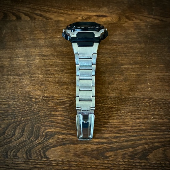 Casio AE2000W Digital Watch with Metal Band EUC - Picture 3 of 9